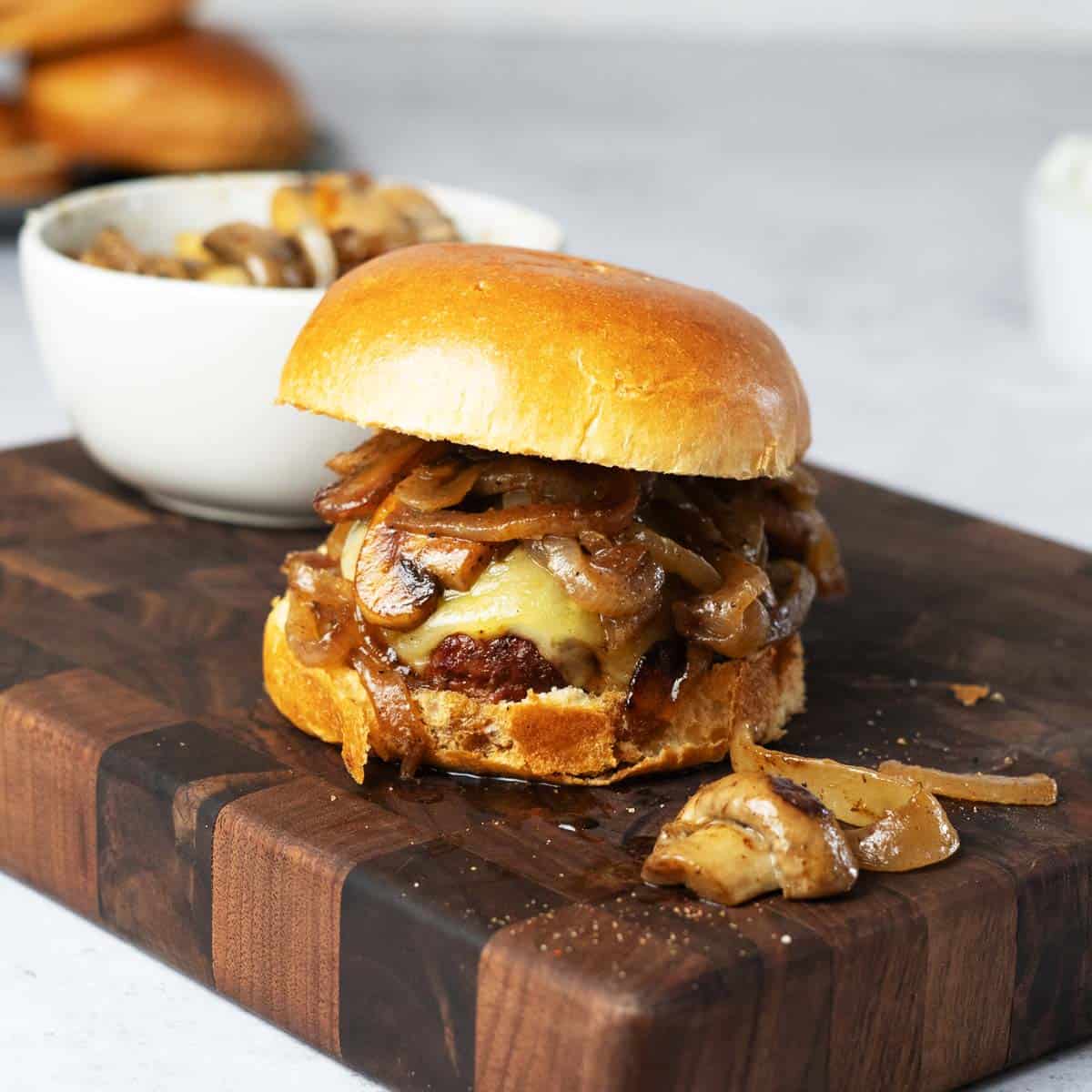 CLASSIC MUSHROOM BEEF BURGER